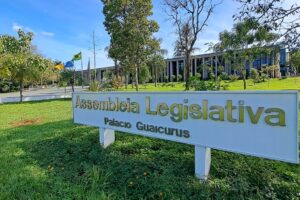 Leia mais sobre o artigo ALEMS: Visita de escola, reuniões, capacitação e sessões movimentam Casa de Leis