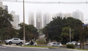 Leia mais sobre o artigo TEMPO: Segunda-feira começa com garoa, frio e alerta de chuva em Campo Grande