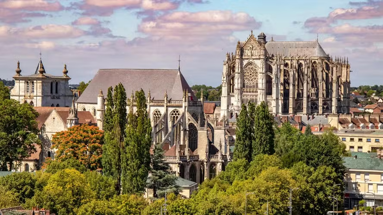 No momento, você está visualizando A catedral mais alta do mundo fica na França e tem uma história incrível