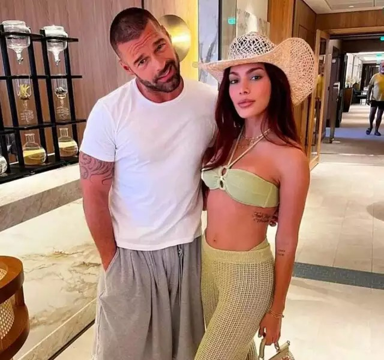 No momento, você está visualizando Anitta exalta moda sul-mato-grossense com chapéu em viagem à Itália