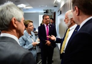 Leia mais sobre o artigo Às vésperas do tarifaço, senadores brasileiros começam missão nos EUA