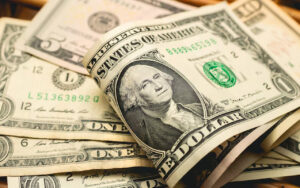 Leia mais sobre o artigo Dólar opera em alta e vai a R$ 5,44, enquanto espera pacote orçamentário de Trump