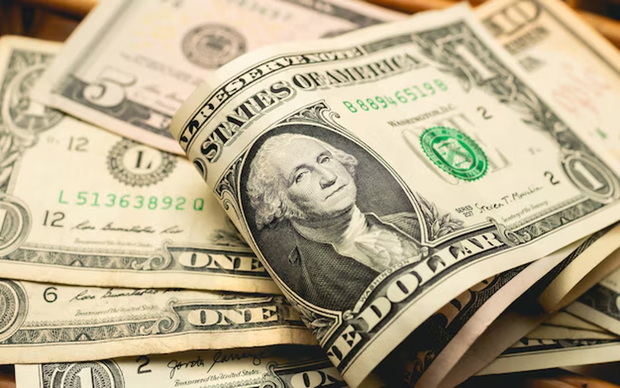 No momento, você está visualizando Dólar opera em alta e vai a R$ 5,44, enquanto espera pacote orçamentário de Trump