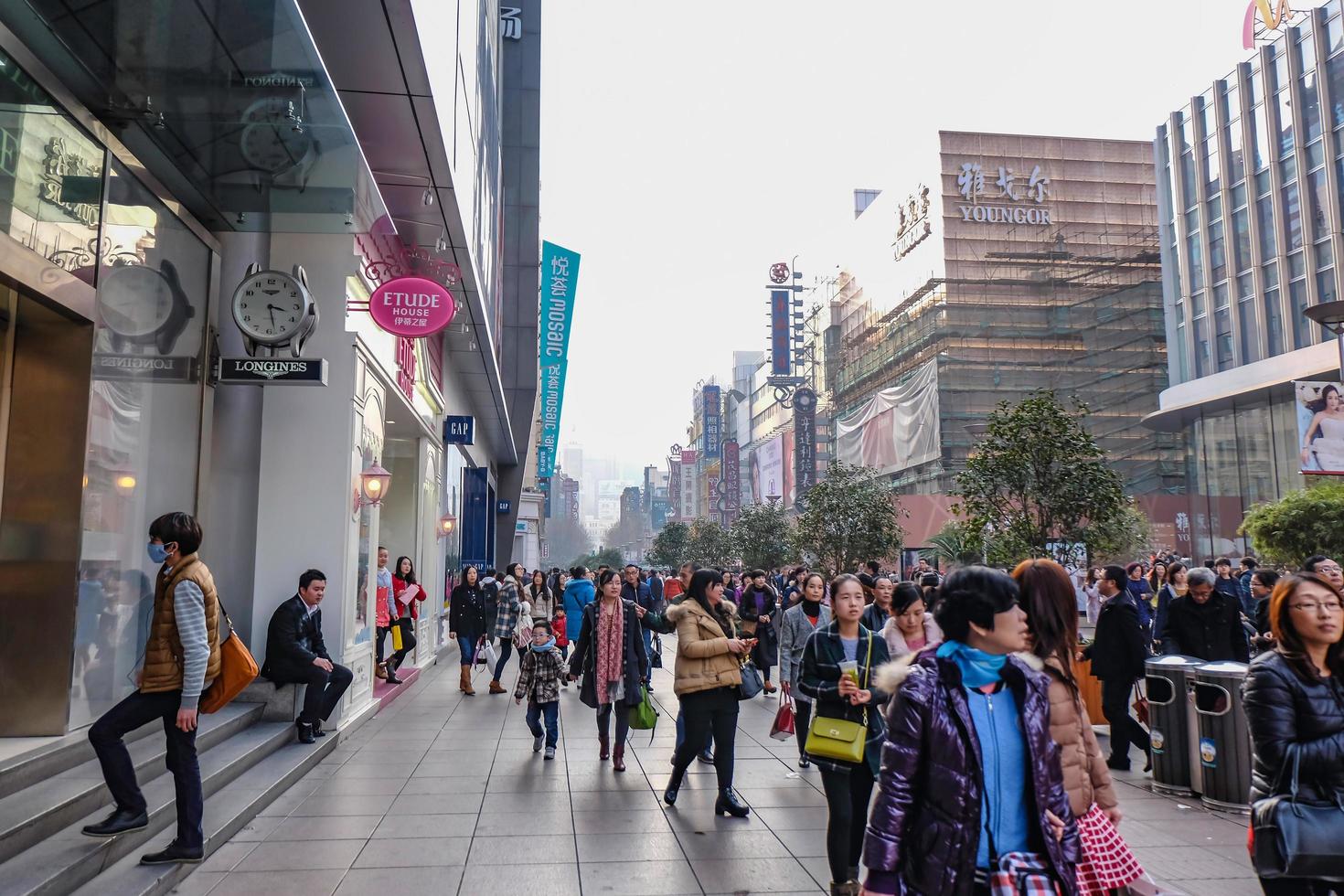 No momento, você está visualizando Economia da China desacelera conforme consumidores apertam o cinto e riscos de tarifas dos EUA aumentam