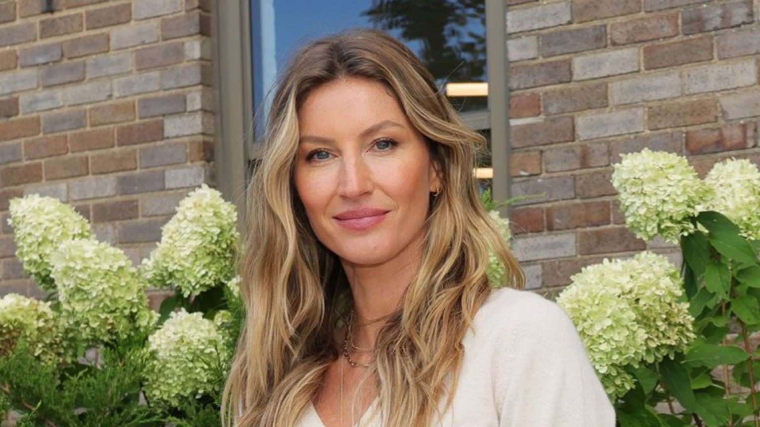 No momento, você está visualizando GISELE BÜNDCHEN: Como a brasileira construiu um império e revolucionou a moda mundial