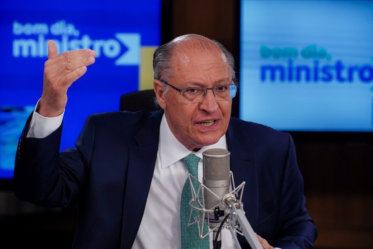 No momento, você está visualizando Lula convoca Alckmin para tratar de tarifas; medidas saem nesta terça-feira
