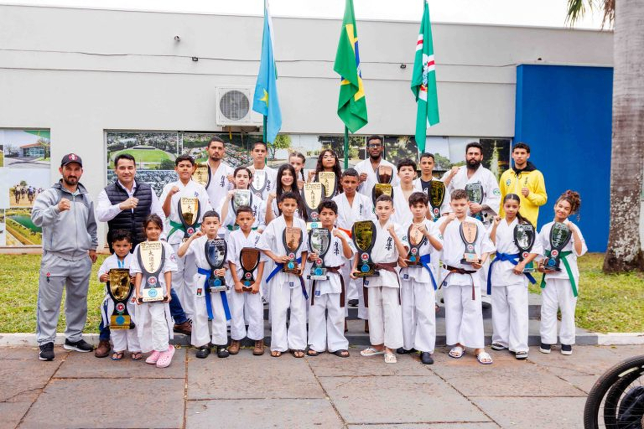 No momento, você está visualizando Naviraí celebra campeões: Atletas de karatê recebidos após vitória histórica