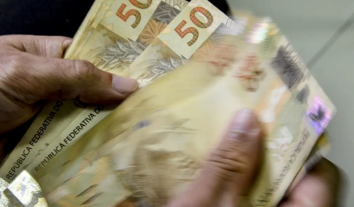 No momento, você está visualizando Trabalhadores com renda de até dois salários mínimos recebem abono nesta terça