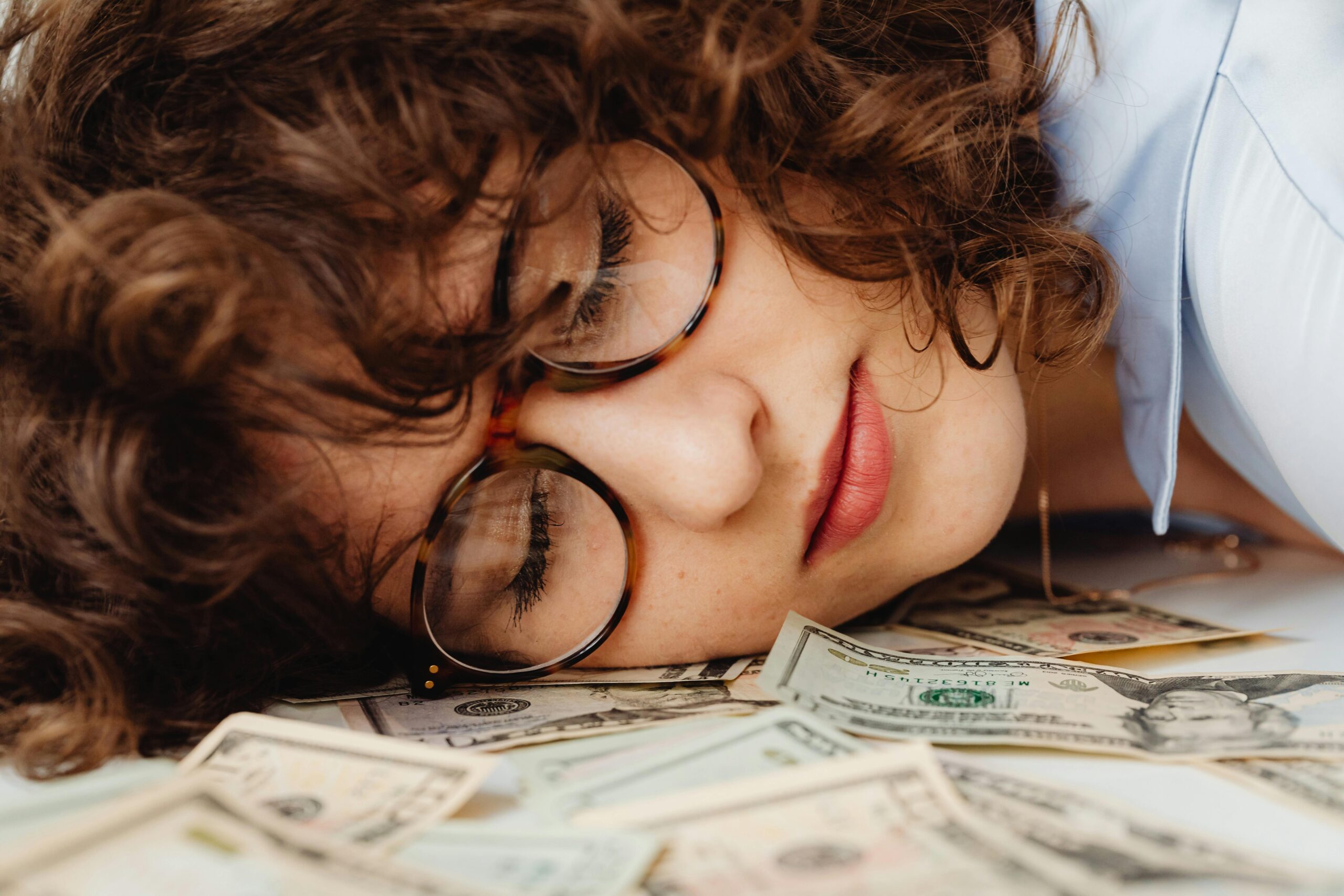 No momento, você está visualizando Hábitos financeiros que melhoram sua saúde emocional