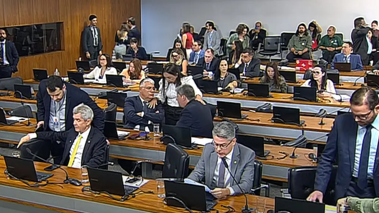 No momento, você está visualizando Senado cria comissão externa para ir aos EUA para tentar negociar sobre tarifaço de Trump