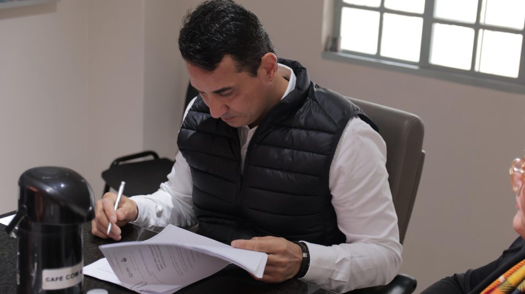 No momento, você está visualizando Prefeito Rodrigo retoma diálogo com servidores administrativos sobre plano de carreira