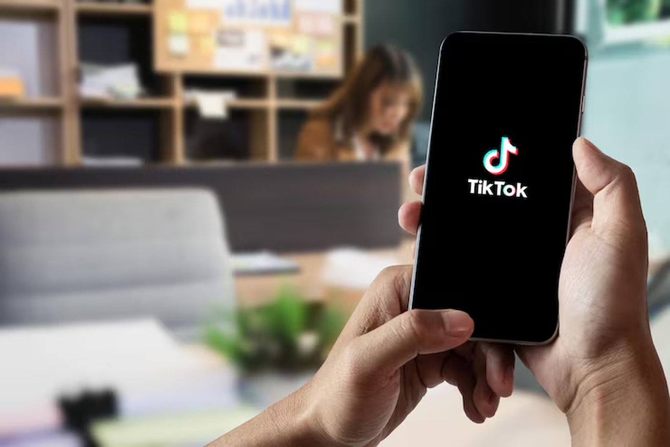 No momento, você está visualizando TikTok lança novos recursos para proteger jovens usuários e verificar fatos