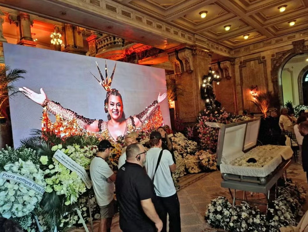 No momento, você está visualizando Em caixão claro, começa velório de Preta Gil no Theatro Municipal; fãs fazem fila na Cinelândia