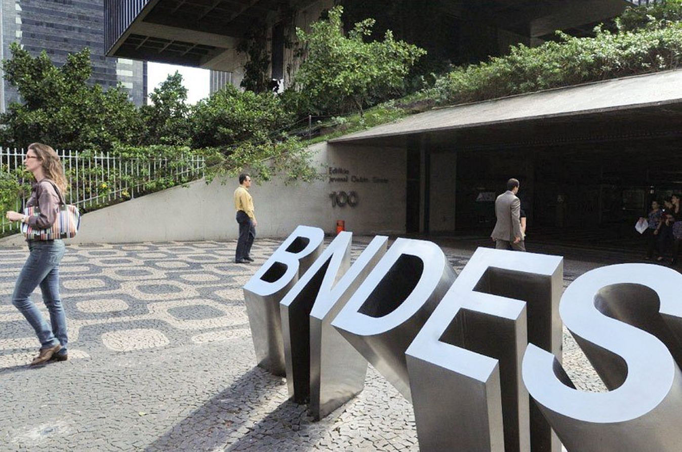 No momento, você está visualizando BNDES vai ampliar crédito e ‘entrar muito forte’ no apoio às empresas afetadas por tarifaço de Trump