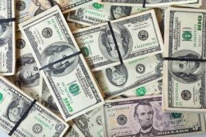 Leia mais sobre o artigo DÓLAR A R$ 5,47: Veja se vale comprar para as férias de fim de ano