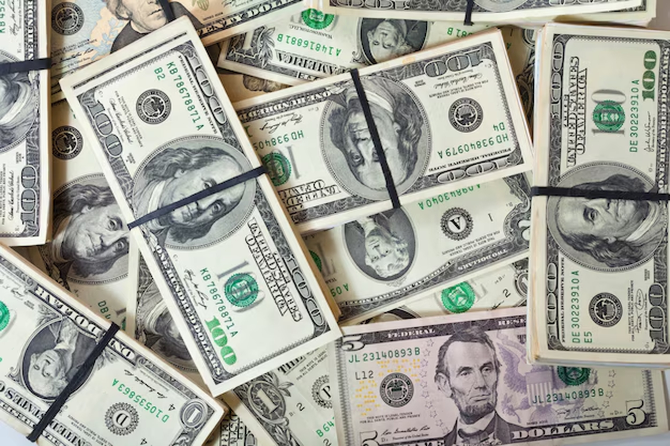 No momento, você está visualizando DÓLAR A R$ 5,47: Veja se vale comprar para as férias de fim de ano