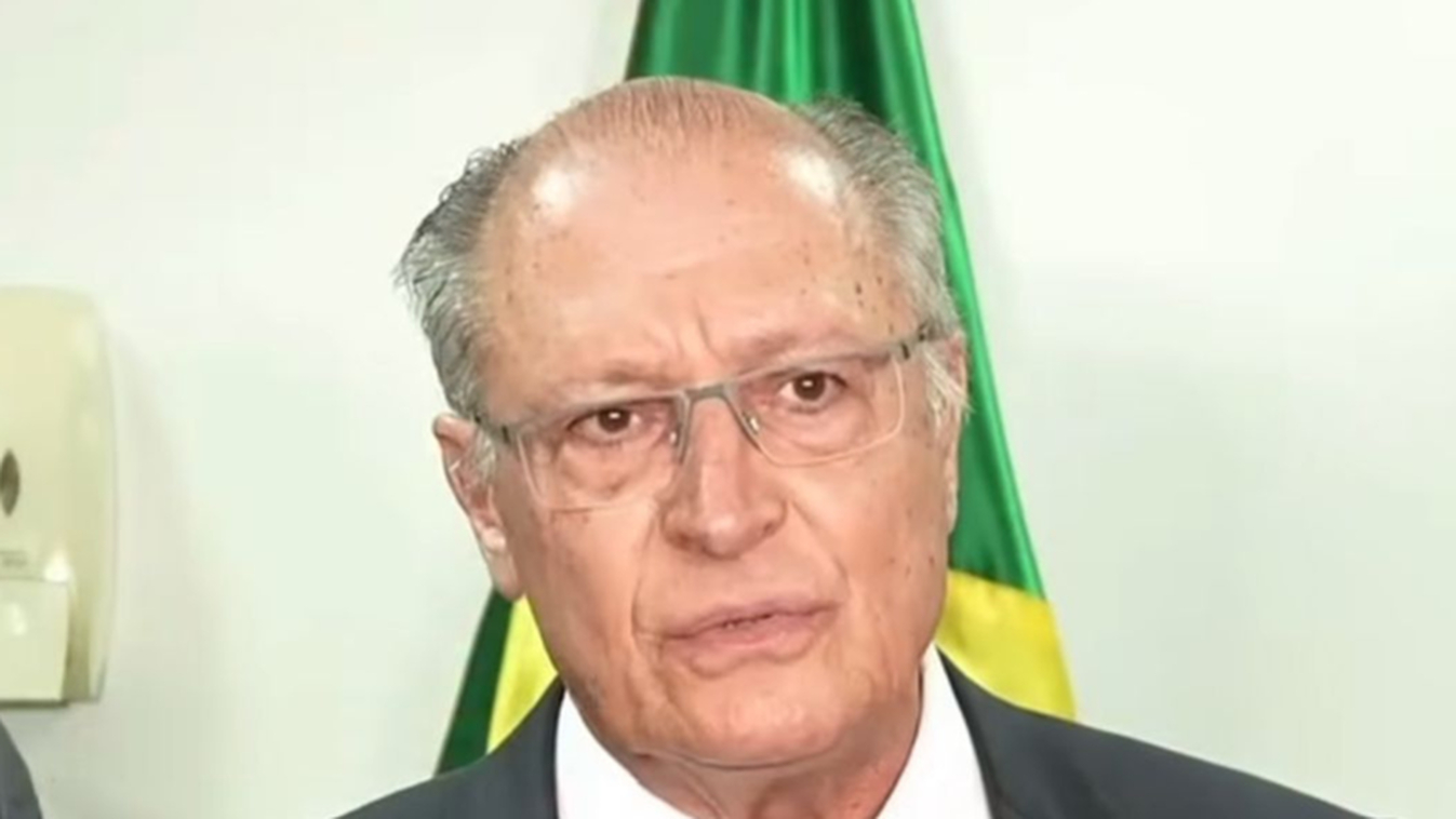 No momento, você está visualizando Governo finaliza plano para enfrentar tarifaço dos EUA e deve anunciar medidas até terça