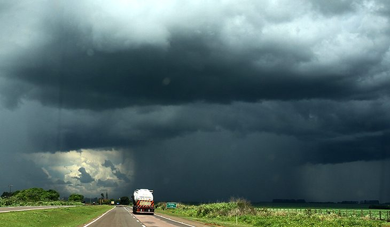 No momento, você está visualizando INMET emite alerta laranja de tempestade com ventos de até 100 km/h em Dourados e região até esta terça-feira (5)