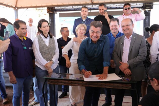 No momento, você está visualizando Prefeito de Dourados assina ordem de serviço para construção de 198 moradias populares