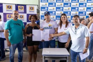 Leia mais sobre o artigo Prefeitura de Naviraí entrega títulos definitivos de propriedade a seis famílias do Jardim Paraíso III