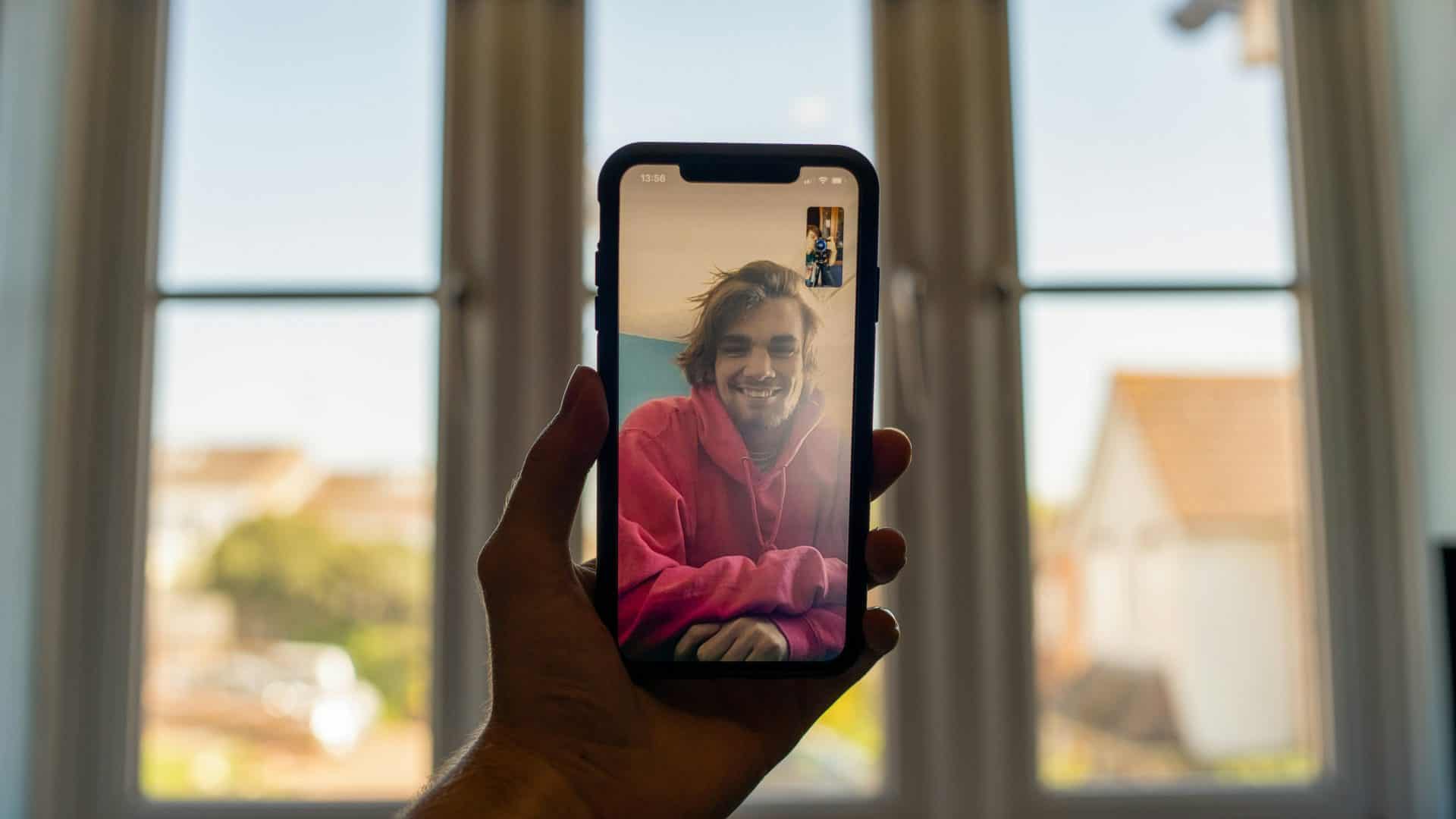 No momento, você está visualizando Veja quais gestos secretos ativam efeitos em videochamadas no iPhone