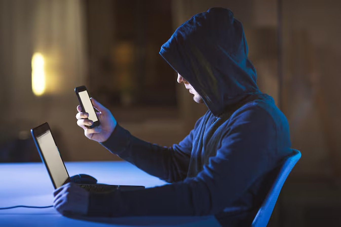 No momento, você está visualizando 8 hábitos comuns que facilitam a invasão hacker no seu celular