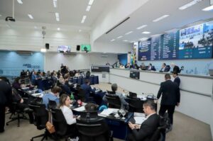 Leia mais sobre o artigo Com muita discussão e voto de Minerva, PL dos bebedouros públicos é aprovado