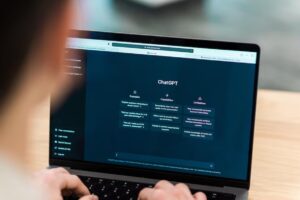 Leia mais sobre o artigo Como usar ChatGPT sem abrir mão de seus dados e privacidade