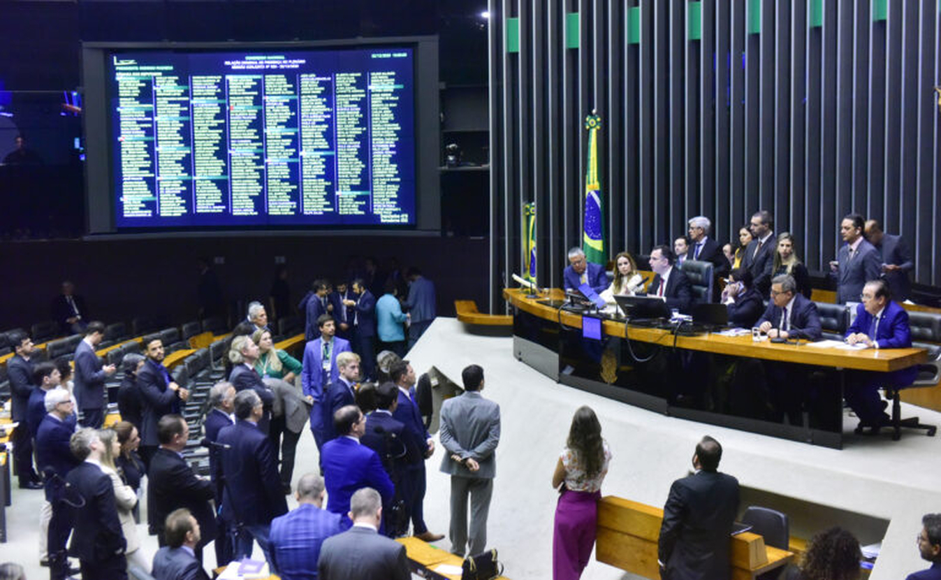 No momento, você está visualizando Congresso se divide sobre abrangência de anistia que beneficie Bolsonaro