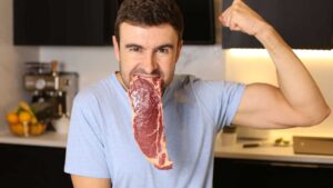 Leia mais sobre o artigo DIETA CARNÍVORA: Descubra quais os riscos de comer apenas carne, ovos e laticínios