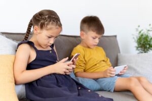 Leia mais sobre o artigo Como as crianças e adolescentes brasileiros se relacionam com o celular
