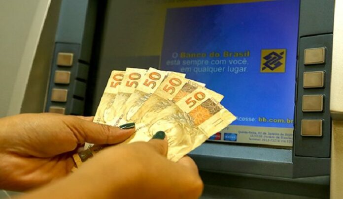 No momento, você está visualizando Governo de MS antecipa 13º salário e injeta R$ 300 milhões na economia