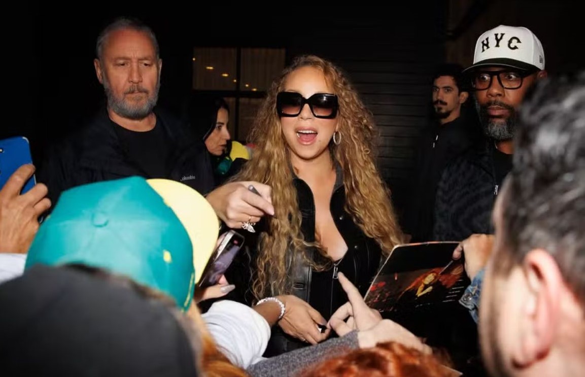 No momento, você está visualizando Mariah Carey chega ao Brasil e atende fãs na porta de hotel