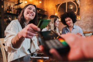 Leia mais sobre o artigo Metade da geração Z recorre mais ao crédito, aponta Serasa Experian