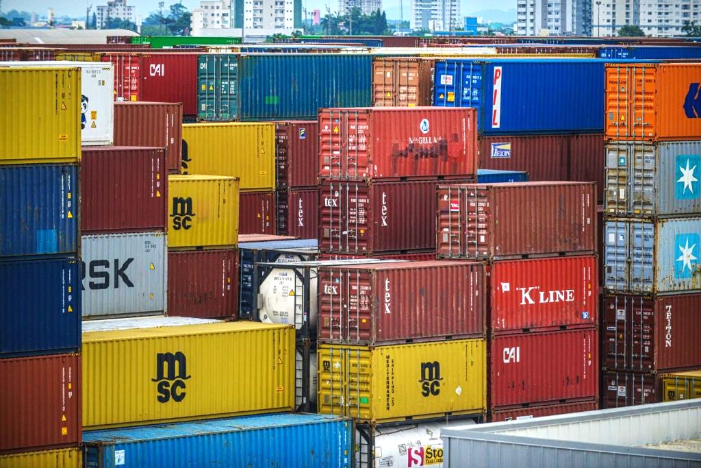 No momento, você está visualizando Governo abre crédito de R$ 30 bilhões para socorrer empresas atingidas pelo tarifaço dos EUA