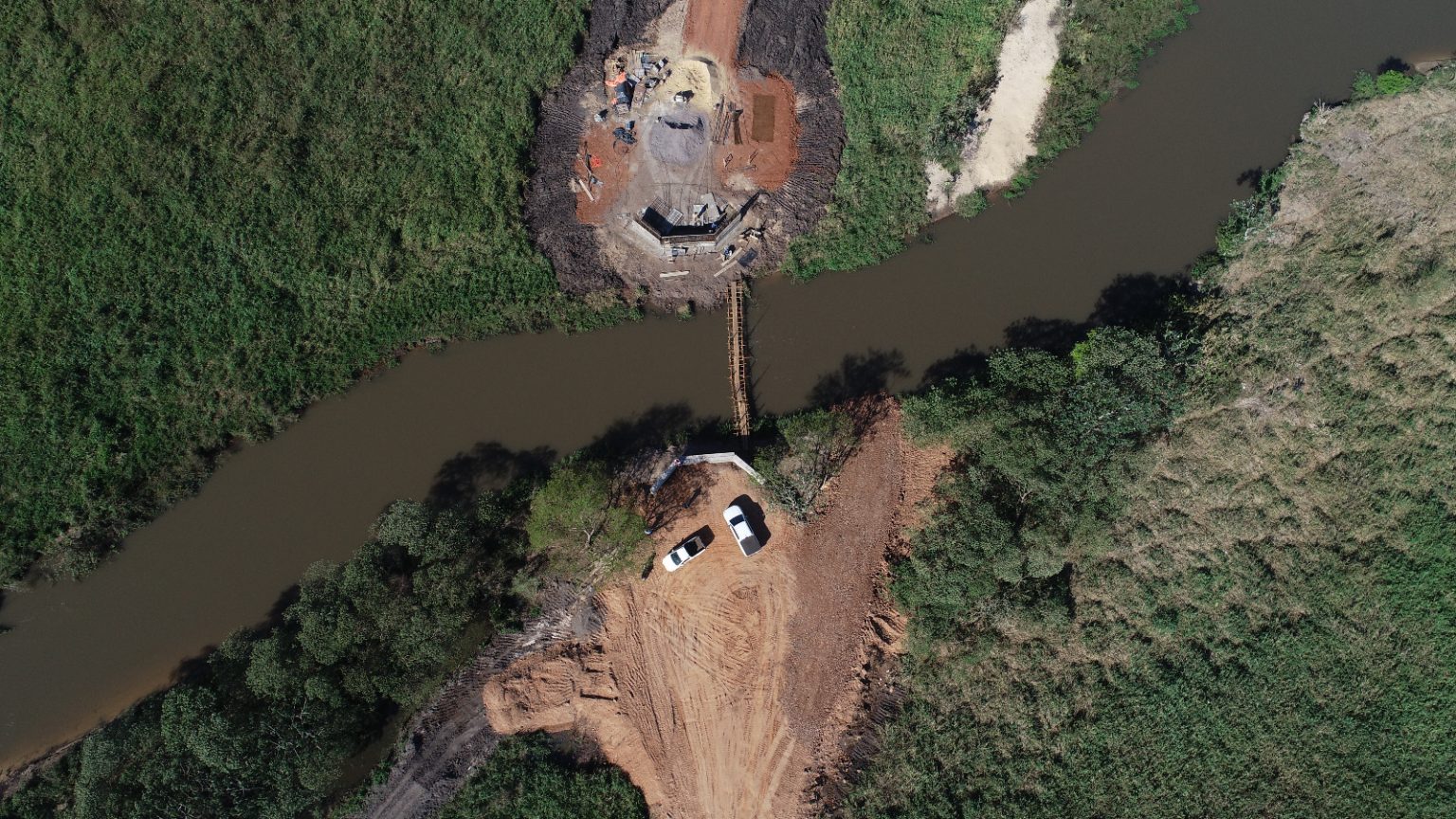 No momento, você está visualizando Com recursos de R$ 2,1 milhões Prefeitura constrói ponte de acesso ao Parque municipal de Naviraí