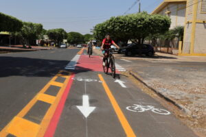 Leia mais sobre o artigo Prefeitura revitaliza ciclofaixas e reforça segurança no trânsito de Dourados