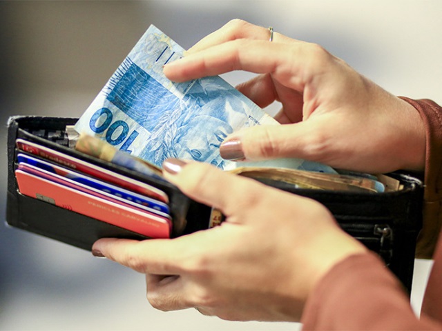 No momento, você está visualizando Salários acima de R$ 6 mil já pagam mais imposto do que milionários, diz estudo