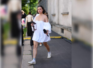Leia mais sobre o artigo VESTIDOS COM TÊNIS: A dupla imbatível para você apostar na próxima temporada