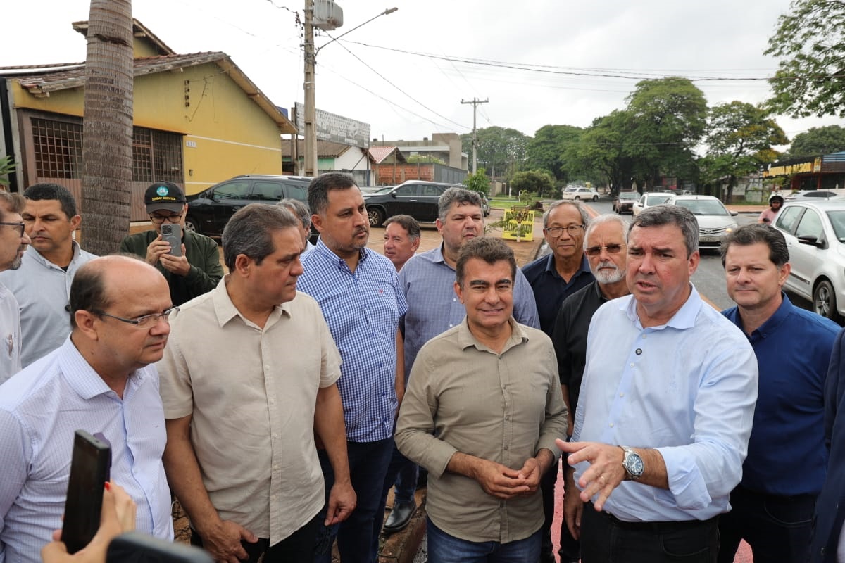 No momento, você está visualizando Prefeito e governador vistoriam recapeamento e assinam ordens de serviço para passarela e obras de asfalto em Dourados