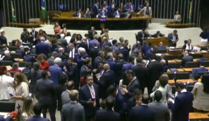 Leia mais sobre o artigo UNÂNIME: Câmara aprova isenção do IR para quem ganha até R$ 5 mil