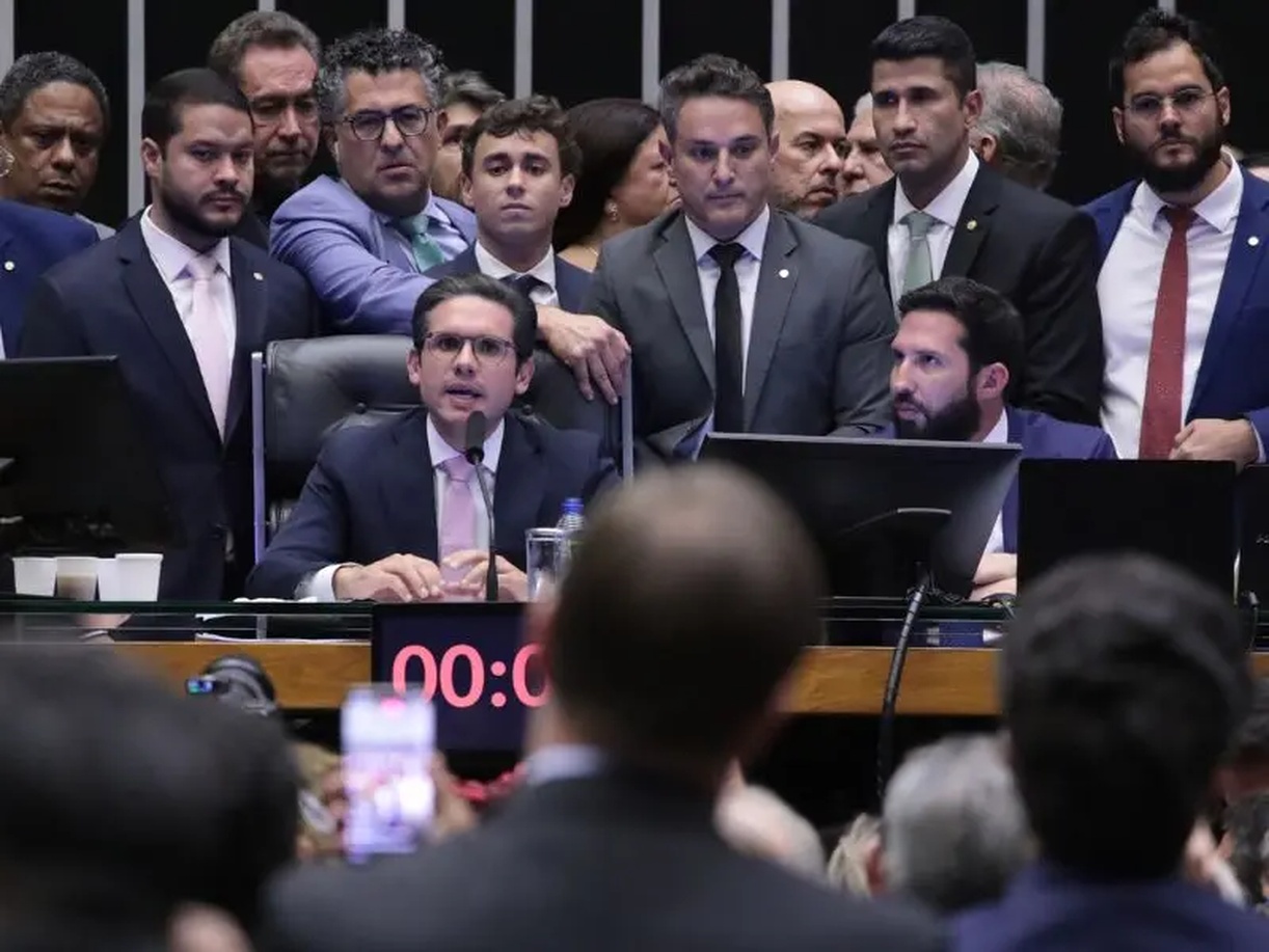 No momento, você está visualizando Câmara deve votar projetos sobre falsificação de bebidas e combate ao câncer de mama