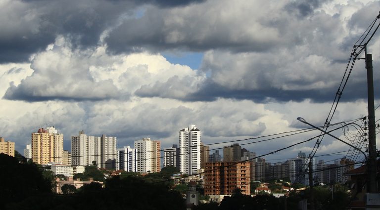 No momento, você está visualizando Campo Grande amanhece com céu nublado, chuva e alerta de ventos fortes