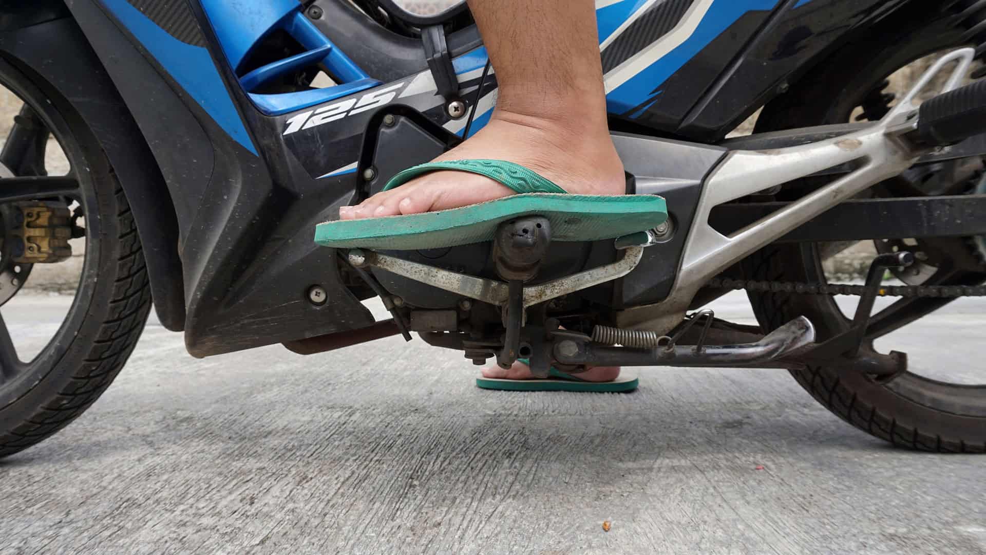 No momento, você está visualizando Entenda se é permitido dirigir descalço ou de chinelo em moto, carro e caminhão