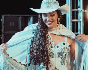 Leia mais sobre o artigo Estudante da UFMS do Pantanal vence concurso de Rainha do Rodeio em feira agropecuária