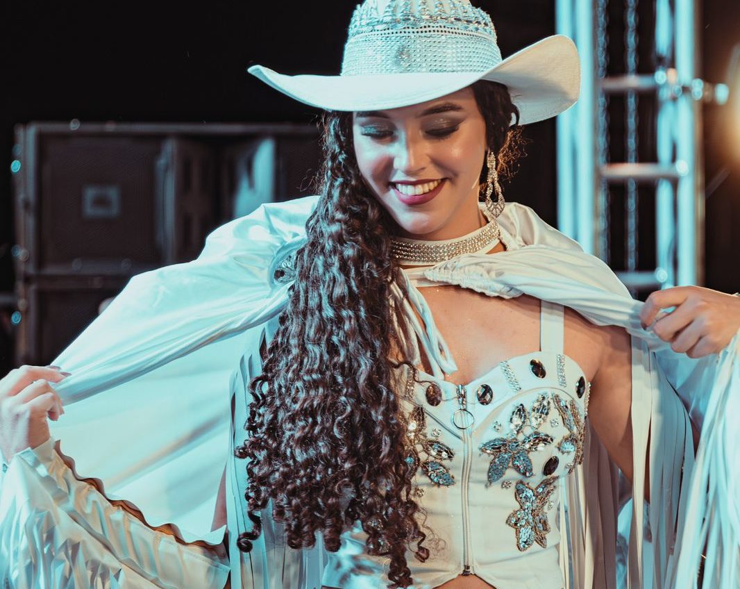 No momento, você está visualizando Estudante da UFMS do Pantanal vence concurso de Rainha do Rodeio em feira agropecuária