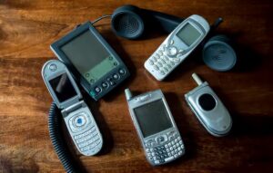 Leia mais sobre o artigo Geração Z resgata CDs, câmeras e telefones antigos