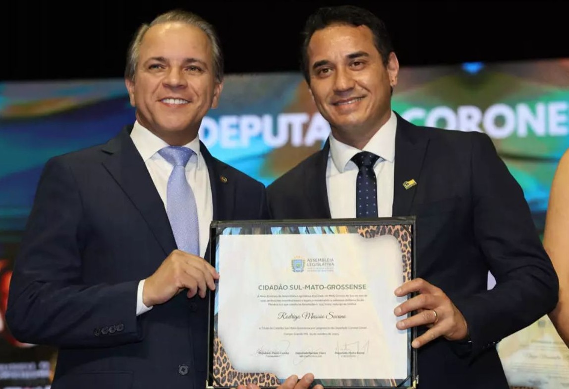 No momento, você está visualizando NAVIRAÍ: Prefeito Rodrigo Sacuno, vice Telma e 1ª dama Naiza Capucci são condecorados na ALEMS