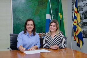 Leia mais sobre o artigo Durante participação da prefeita Adriane Lopes no Fórum Bioceânico, vice-prefeita Camilla Nascimento assume comendo temporário