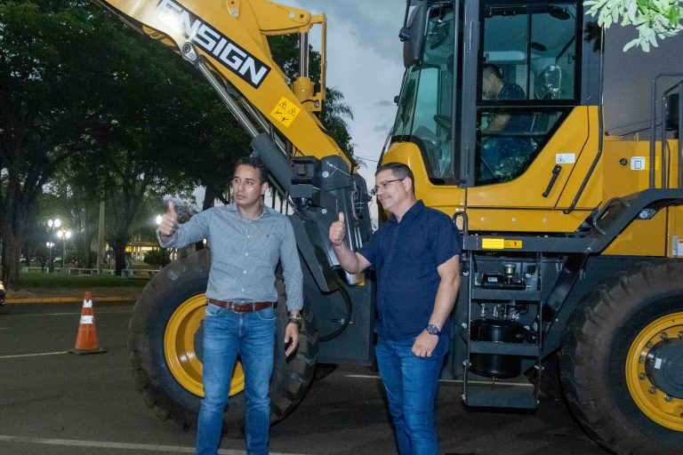 No momento, você está visualizando Prefeito Rodrigo Sacuno entrega Pá Carregadeira para reforçar trabalhos da Patrulha Mecanizada de Naviraí